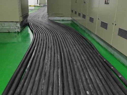 山根镇如何根据理论计算公式计算温度对特定电压测量结果的影响？